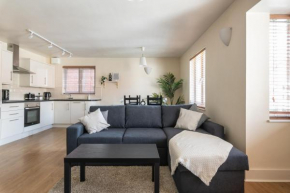 Spacious, Modern, Fully Furnished Apartment - 2 FREE PARKING Spaces - 8 min LGW Airport